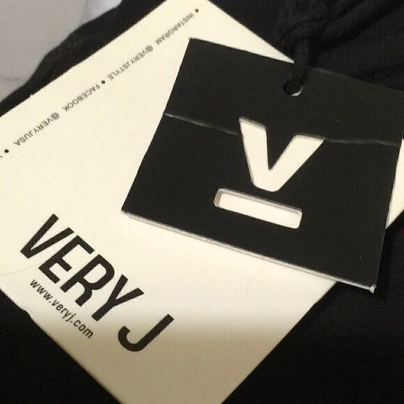 NWT Super Cute Ruffled Sweatshirt. - Picture 2 of 8